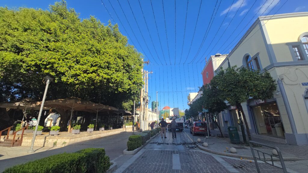 Η-πόλη-«φοράει»-τα-γιορτινά-της-–-Ξεκίνησε-ο-χριστουγεννιάτικος-στολισμός-στο-κέντρο-της-Κω-[video]