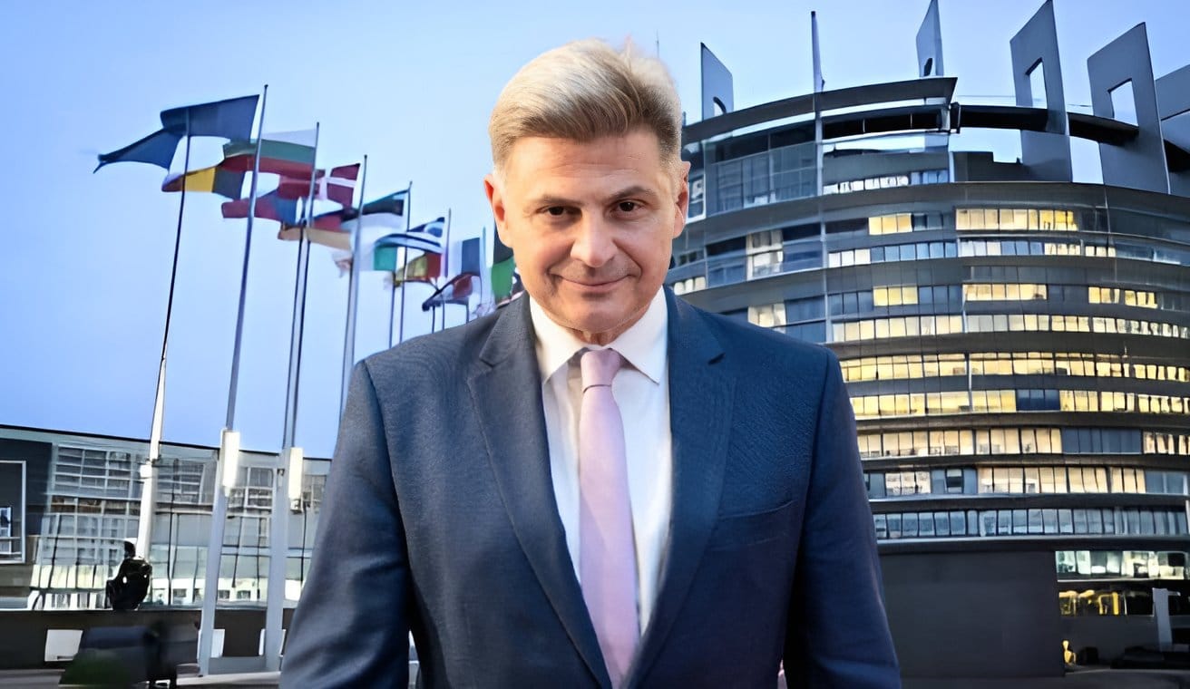 Νικόλας Φαραντούρης: Ποιός είναι ο ρομαντικός πολιτικός που συνδυάζει επιστήμη, πιάνο και κρασί; – Αφιέρωμα & Videos