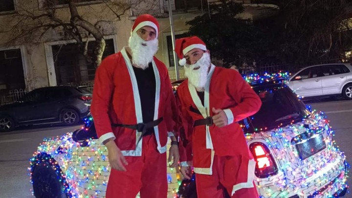 Δύο Ροδίτες… Άγιοι Βασίληδες: Χριστουγεννιάτικη λάμψη στους δρόμους της πόλης