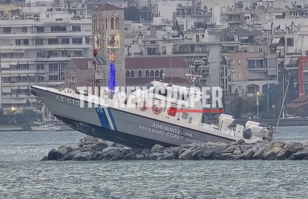 Σοβαρό περιστατικό σημειώθηκε σήμερα το πρωί στην είσοδο του λιμανιού του Βόλου, όταν μεγάλο σκάφος του Λιμενικού Σώματος προσέκρουσε και ακινητοποιήθηκε πάνω στον κυματοθραύστη στα Πευκάκια.