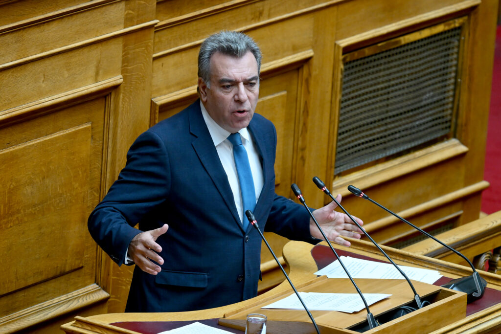 «Μόνιμες προσλήψεις τακτικού προσωπικού για τον τομέα του ΕΚΑΒ στην Κάρπαθο, ζητά ο Μάνος Κόνσολας»