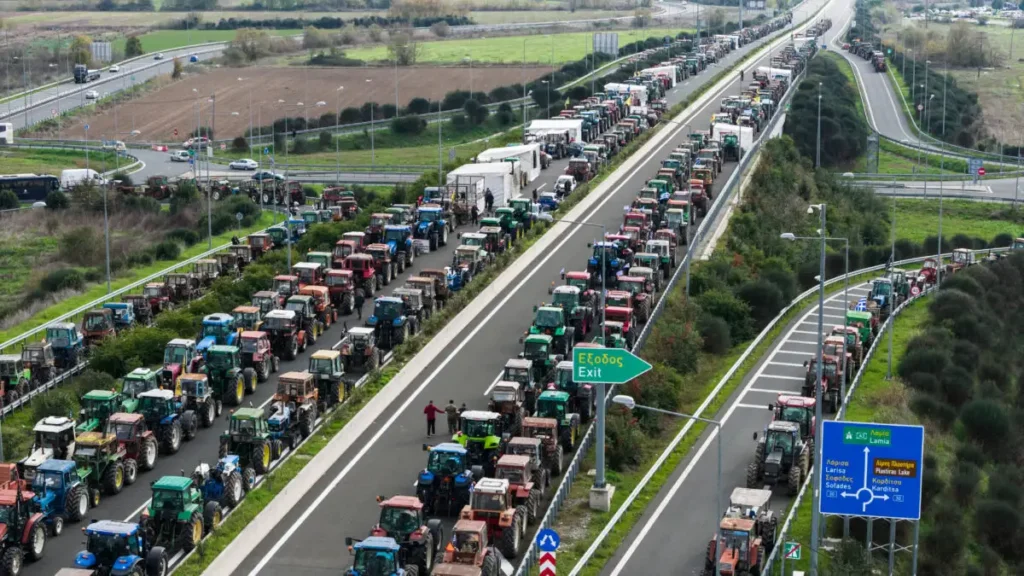 Αμετακίνητοι οι αγρότες: Νέες κινητοποιήσεις σε Ιονία Οδό και Κάστρο – Περικυκλωμένη από 3 μπλόκα η Θεσσαλονίκη