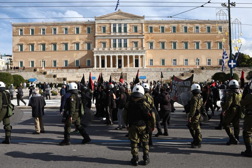 Αλέξης Γρηγορόπουλος: Τα ΜΑΤ φρουρούν το χριστουγεννιάτικο δέντρο στο Σύνταγμα – Άνοιξαν οι σταθμοί του μετρό