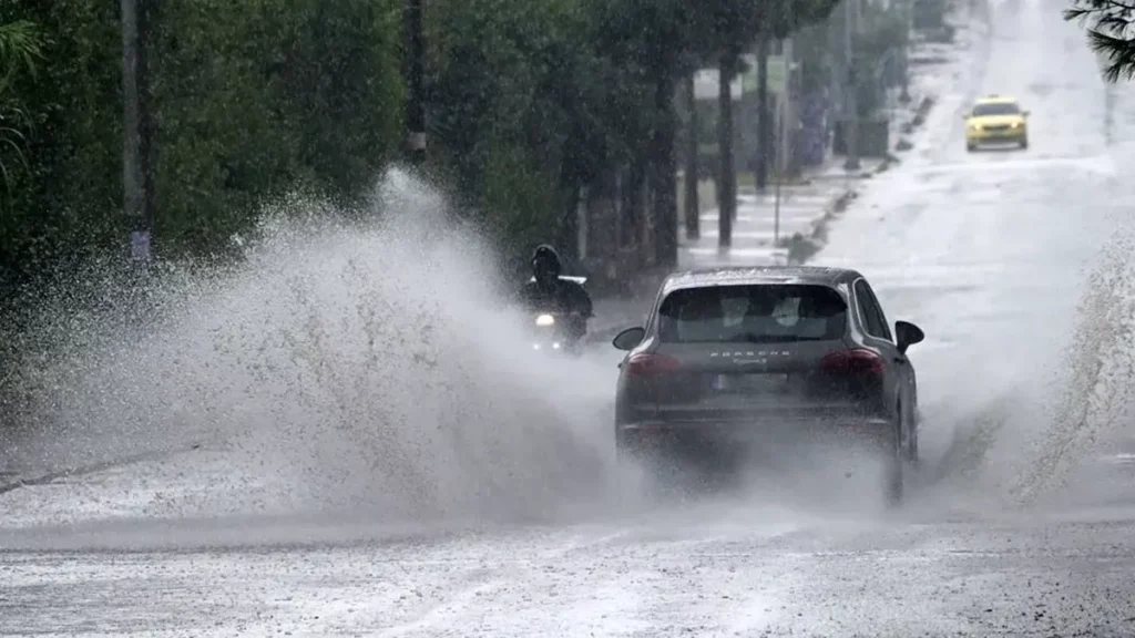 Οδήγηση στη βροχή: Δύο απλές κινήσεις που μπορούν πραγματικά να σε σώσουν