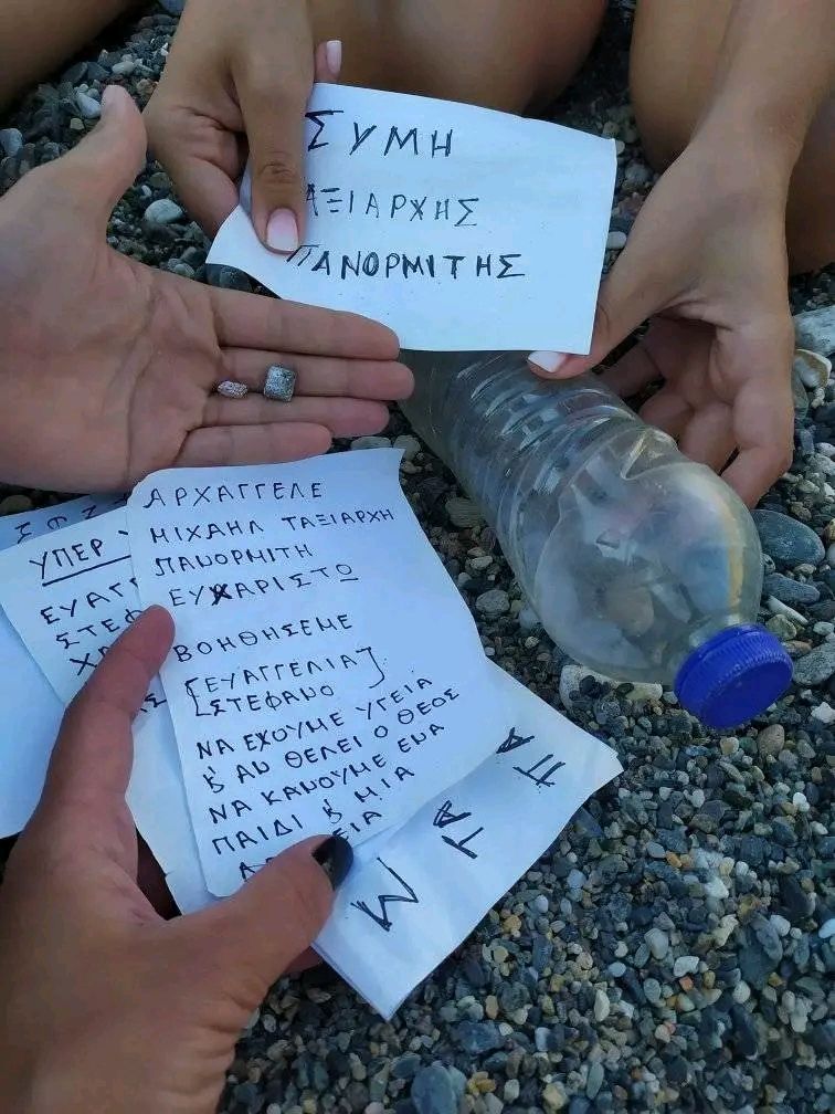 Το τάμα σε μπουκάλι που ξεβράστηκε στην Τήνο φωτίζει μια αθόρυβη διαδρομή ελπίδας ως τον Πανορμίτη