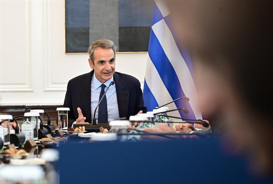 Μπαράζ νομοσχεδίων και ατζέντα καθημερινότητας από την κυβέρνηση – Τι φέρνει σήμερα στο υπουργικό ο Μητσοτάκης