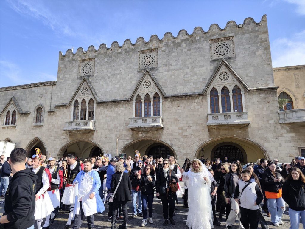 Μωμόεροι στους δρόμους της Ρόδου – Ένα ζωντανό έθιμο γεμίζει το κέντρο της πόλης
