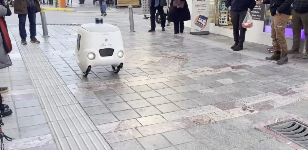 Δημόσια πρώτη του διανομέα ρομπότ στους δρόμους της Χίου – Έτοιμο να πιάσει δουλειά! (Βίντεο)