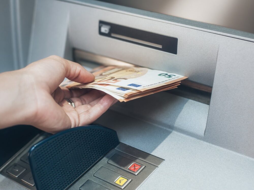 Επιδόματα: Σε ποιες τράπεζες μπήκαν (λίστα)