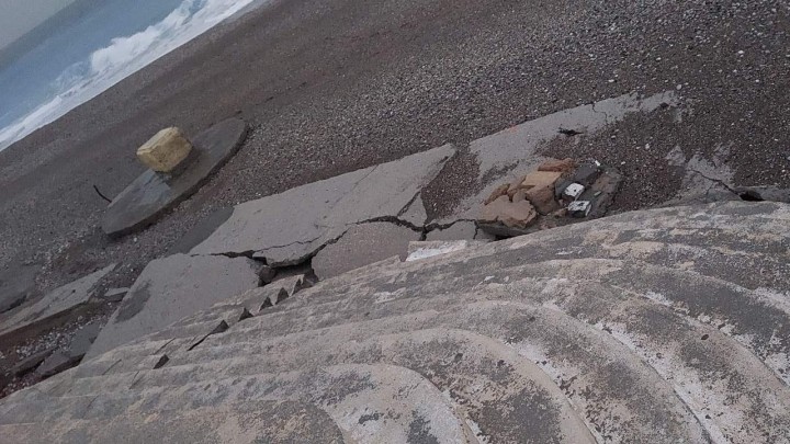 Τα μανιασμένα κύματα αποκόλλησαν τσιμεντένια σκάλα στην παραλία κοντά στο Ενυδρείο