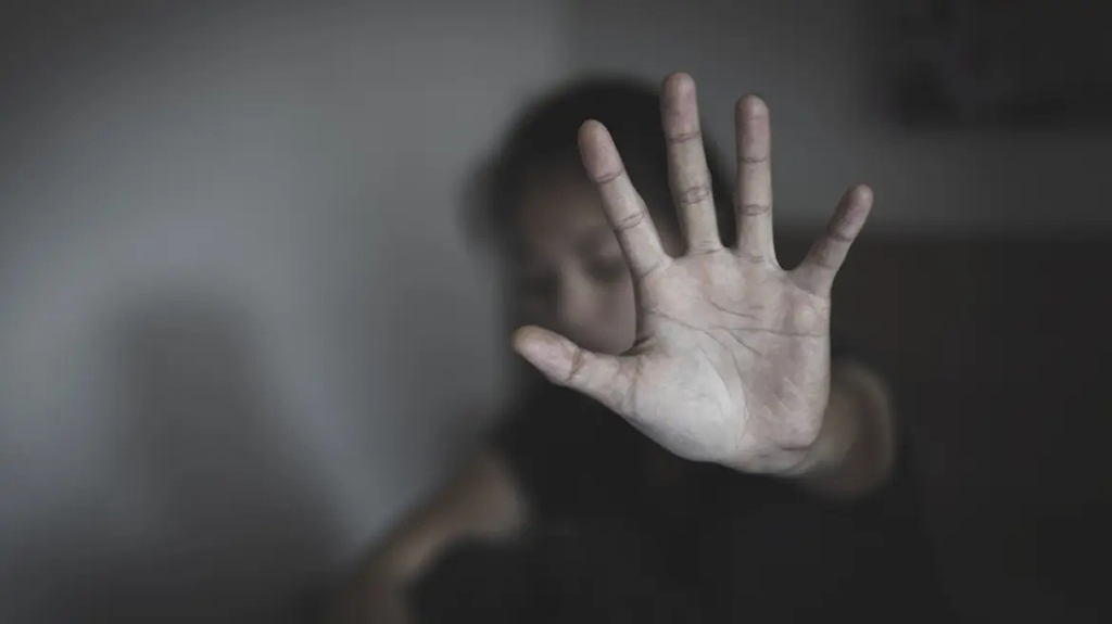 Καταγγελία ενδοοικογενειακής βίας στη Ρόδο και παρακολούθηση μέσω συσκευής εντοπισμού