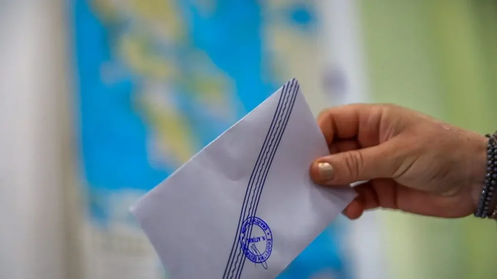 Δημοσκόπηση RealPolls: Πρωτιά για τη ΝΔ, δεύτερη η Πλεύση Ελευθερίας – Τι λένε για Καρυστιανού και Τσίπρα