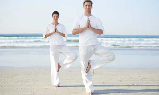 Το απροσδόκητο όφελος για την υγεία όταν στέκεσαι στο ένα πόδι: Τι δείχνει για τον εγκέφαλο και το σώμα