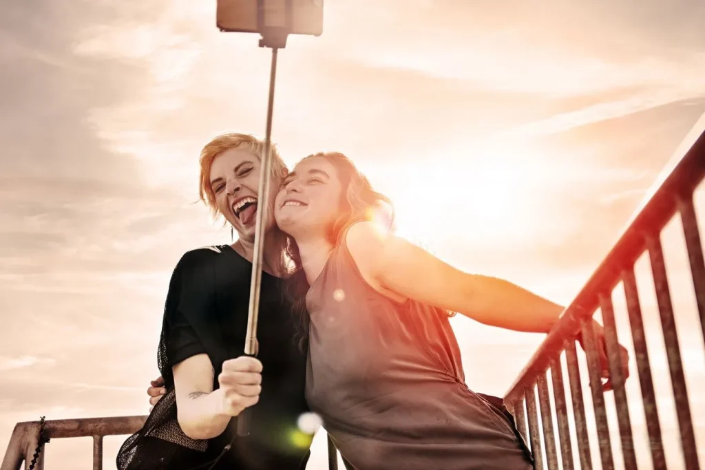 Τι έπαθαν όλοι και ποστάρουν φωτογραφίες από το 2016