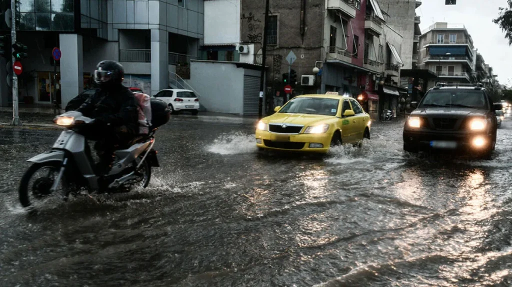 Σε code red πέντε περιφέρειες ενόψει της κακοκαιρίας, ισχυρές συστάσεις προς τους πολίτες – Ενδεχόμενο να κλείσουν τα σχολεία στην Αττική
