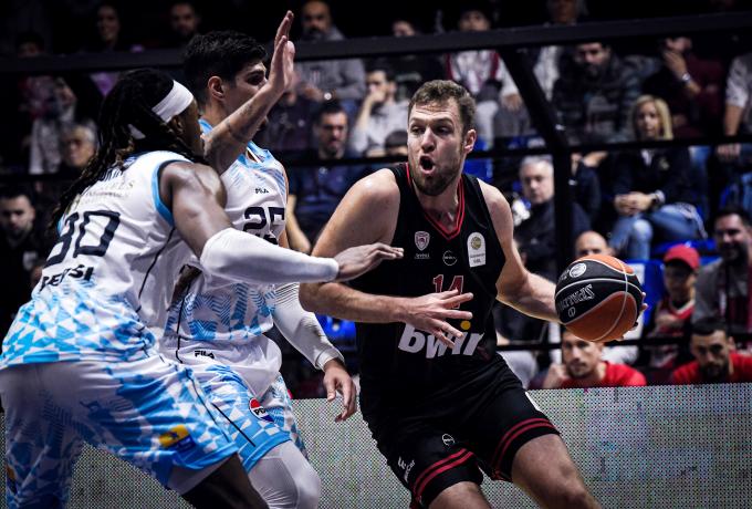 ΔΕΑΒ: Πρόστιμο 10.000 στον Βεζένκοφ που «επιχείρησε ανεπιτυχώς να χτυπήσει στο κεφάλι» τον Πετρόπουλο