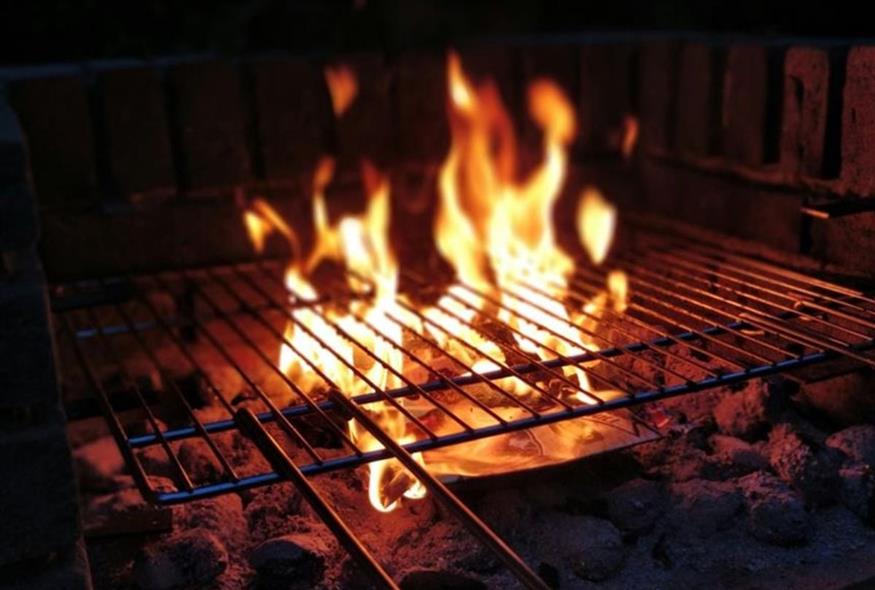 Τσικνοπέμπτη στο σπίτι – Πότε τα κάρβουνα είναι έτοιμα και μερικά ακόμη tips