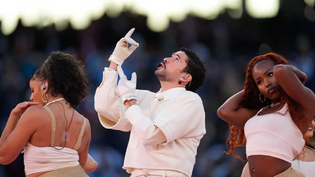 Ποιος είναι ο Bad Bunny που καθήλωσε εκατομμύρια τηλεθεατές στο Super Bowl LX και προκάλεσε την οργή του Τραμπ: Οι λάτιν ρυθμοί, η Lady Gaga και ο γάμος