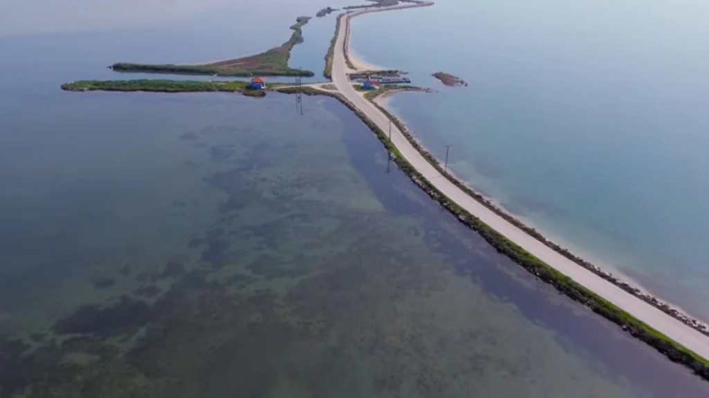 Ο εντυπωσιακός δρόμος που… επιπλέει στο νερό και οδηγεί στην «Πολυνησία της Ελλάδας»