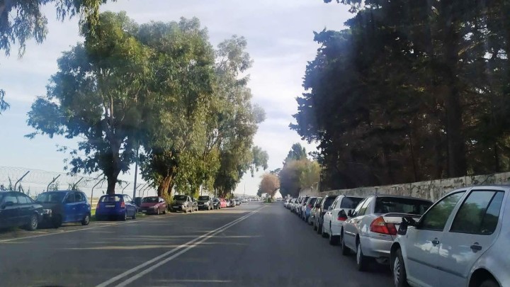 Tεράστιο πρόβλημα για τη Ρόδο η στάθμευση εκατοντάδων αυτοκινήτων έξω από το αεροδρόμιο