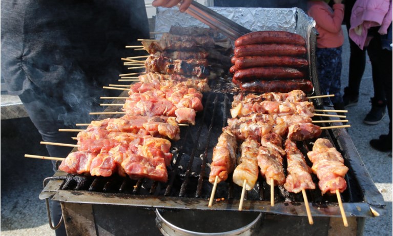 “Τα σχολεία δεν είναι ψησταριές” – “Μπλόκο” του υπουργείου Παιδείας στο τσίκνισμα