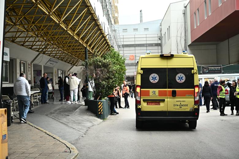 ΕΣΥ: «Πράσινο φως» για 8.000 προσλήψεις και 250 νέα ασθενοφόρα