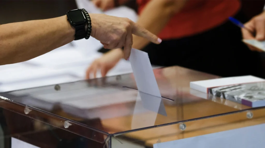 Δημοσκόπηση Interview: Στο 31,9% η ΝΔ στην εκτίμηση εκλογικού αποτελέσματος, υποχωρεί η Καρυστιανού