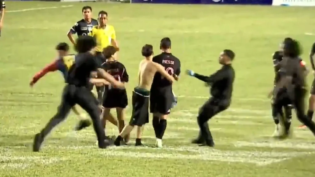 Μέσι στο… χάος: Οπαδός τον ρίχνει κάτω στο γήπεδο κατά τη διάρκεια φιλικού στο Πουέρτο Ρίκο (video)