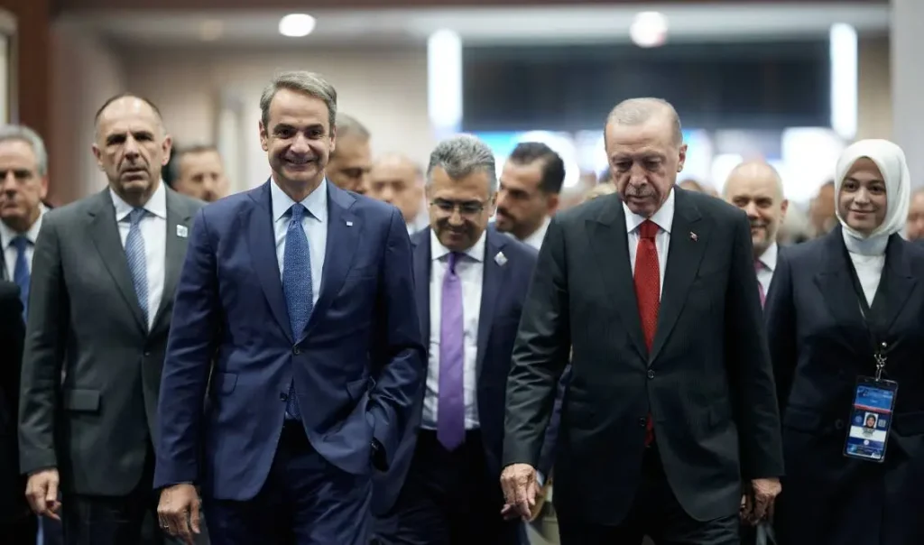 Η απουσία του Δένδια από την Άγκυρα, οι λόγοι της επίθεσης του Μαξίμου στον Βενιζέλο και οι απειλές της ΠΑΣΚΕ στην Χαριλάου Τρικούπη