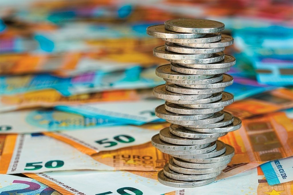 Επίδομα συμπαράστασης ετέρου προσώπου: Ποιοι συνταξιούχοι δικαιούνται έως 846 ευρώ τον μήνα