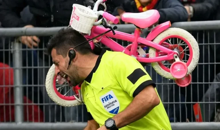 Απίστευτα πράγματα στην Τουρκία: Διαιτητής τραυματίστηκε από ρίψη… ποδηλάτου!