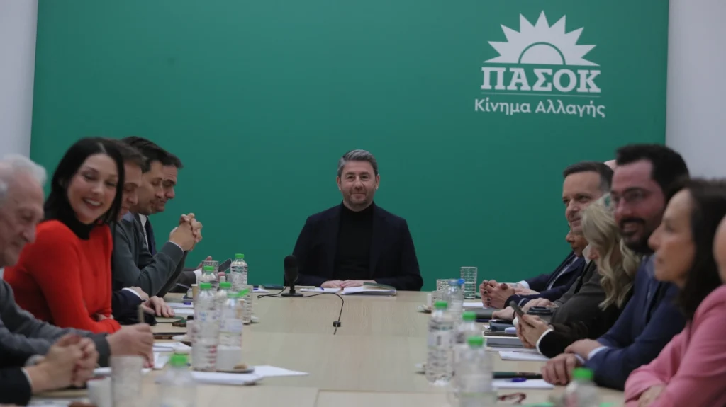 Συνέδριο υπό πίεση στο ΠΑΣΟΚ με φόντο τη δημοσκοπική καθήλωση και τις ανοιχτές εσωκομματικές συγκρούσεις