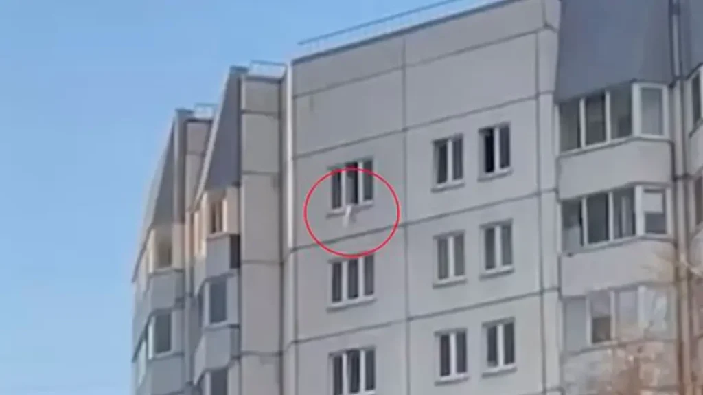 Τρομακτικές στιγμές στη Ρωσία: Βρέφος 18 μηνών έπεσε από 33 μέτρα και το έπιασαν νοσοκόμες με παλτό (video)