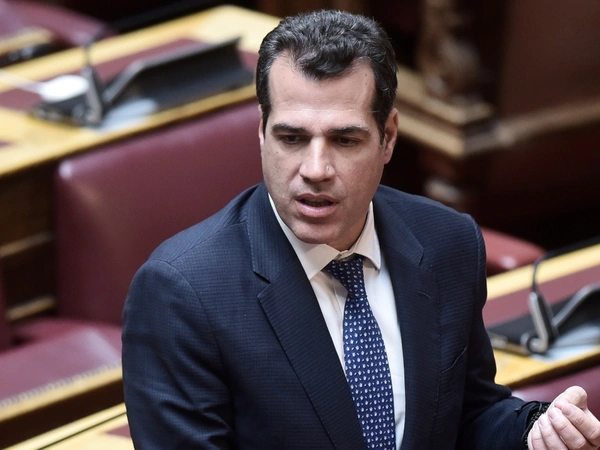 Θάνος Πλεύρης: Εξετάζει την απαγόρευση μπούρκας στα σχολεία