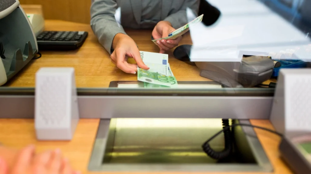 ΑΑΔΕ: Με 2.000 λογαριασμούς ξεκίνησε το νέο σύστημα που «ανοίγει» λογαριασμούς, wallets, κάρτες και θυρίδες, ποιοι μπαίνουν στο στόχαστρο