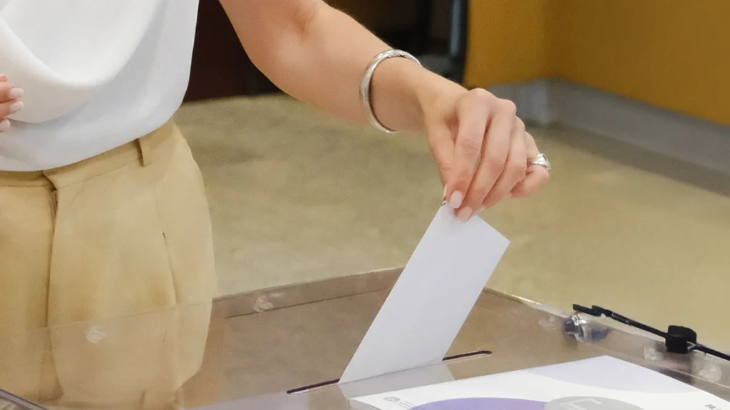 Δημοσκόπηση GPO: Σταθερά πάνω από 30% η ΝΔ, δεύτερο το ΠΑΣΟΚ, μικρή πτώση για Τσίπρα και Καρυστιανού