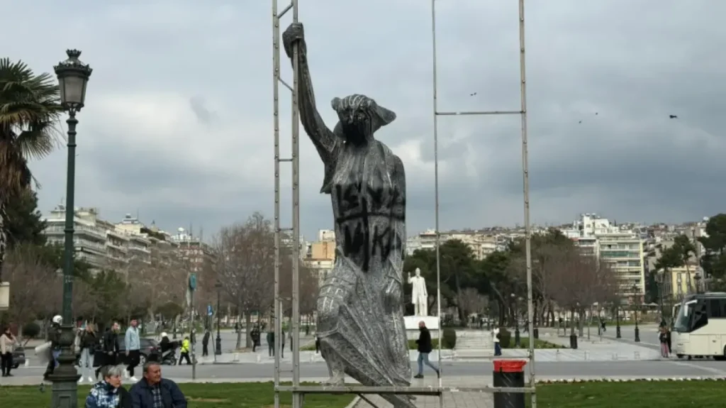 Θεσσαλονίκη: Βανδάλισαν τη «γυναίκα στο λεωφορείο» στην Αριστοτέλους, δείτε βίντεο