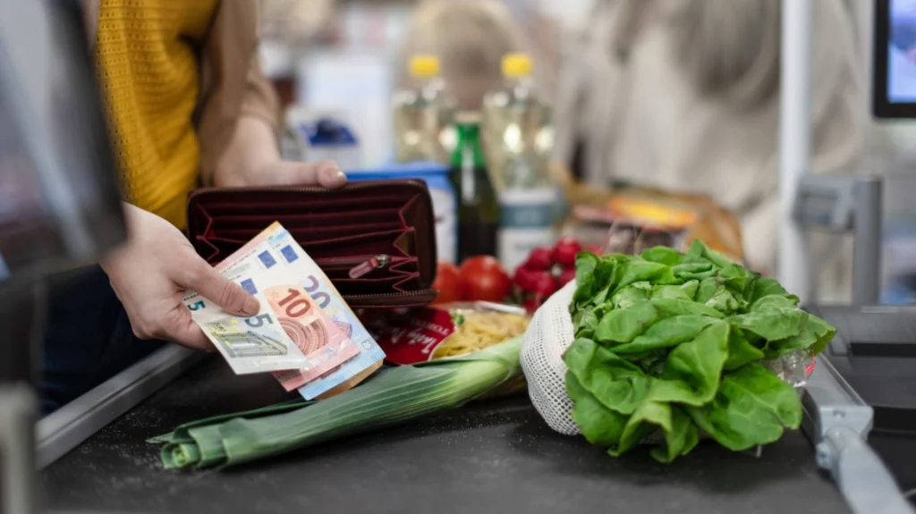 Eurostat: «Τσίμπησε» στο 3,3% ο πληθωρισμός στην Ελλάδα τον Μάρτιο Eurostat: «Τσίμπησε» στο 3,3% ο πληθωρισμός στην Ελλάδα τον Μάρτιο