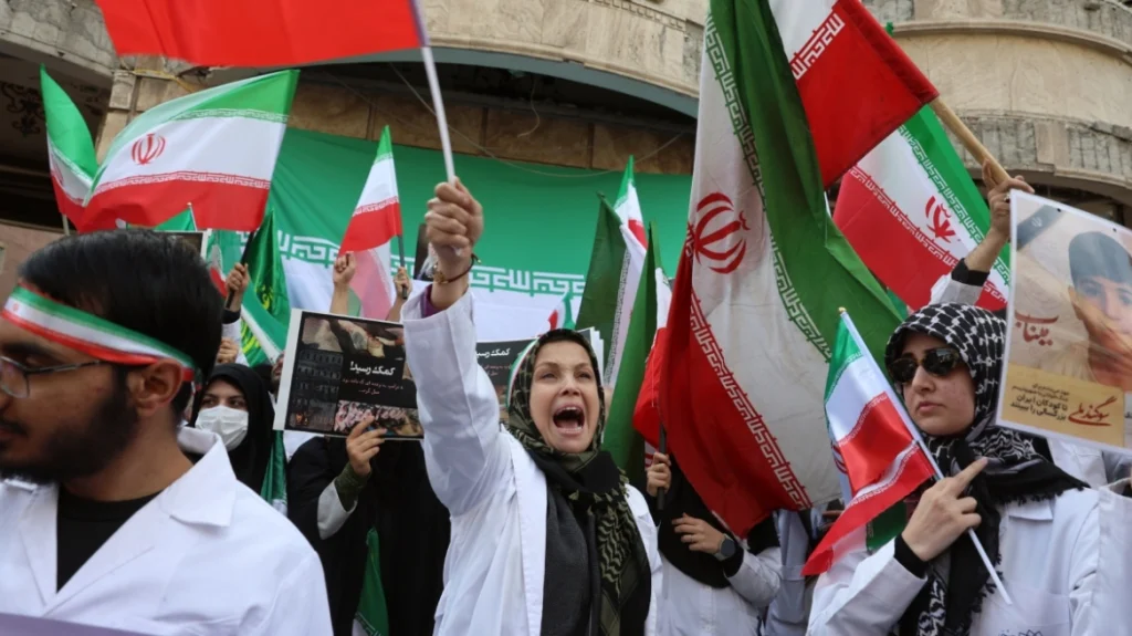 Φρίκη στο Ιράν: Βιασμοί και βασανιστήρια νοσηλευτριών από δυνάμεις ασφαλείας επειδή βοήθησαν διαδηλωτές Φρίκη στο Ιράν: Βιασμοί και βασανιστήρια νοσηλευτριών από δυνάμεις ασφαλείας επειδή βοήθησαν διαδηλωτές