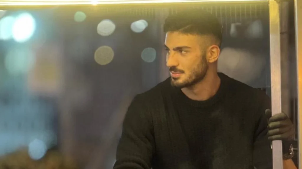 Ποιος είναι ο Τούρκος καστανάς που κάνει θραύση στο TikTok, τον αποκαλούν «αξιοθέατο» της Κωνσταντινούπολης και σχηματίζουν ουρές για να τον δουν