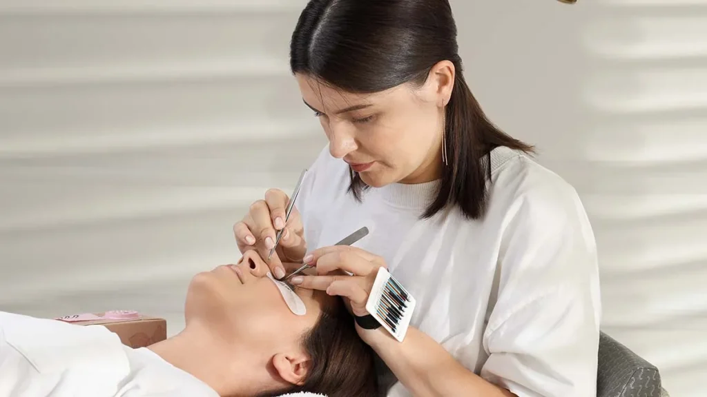 Εxtensions βλεφαρίδων: Η τάση ομορφιάς που μπορεί να βλάψει τα μάτια – Τι να προσέξετε