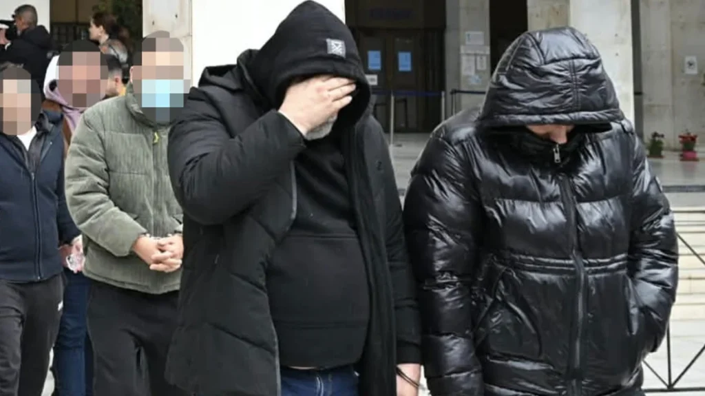 Κακουργηματική δίωξη στους 22 συλληφθέντων για τις απάτες εκατομμυρίων ευρώ σε βάρος του ΕΦΚΑ