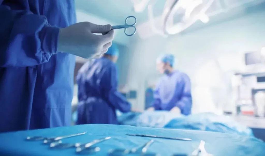 Μυτιλήνη: Εκπληκτική ιστορία αυταπάρνησης και αλληλεγγύης – Γιατροί έσωσαν 60χρονο τοξικομανή μιλώντας με αγγειοχειρουργούς του “Αττικόν”