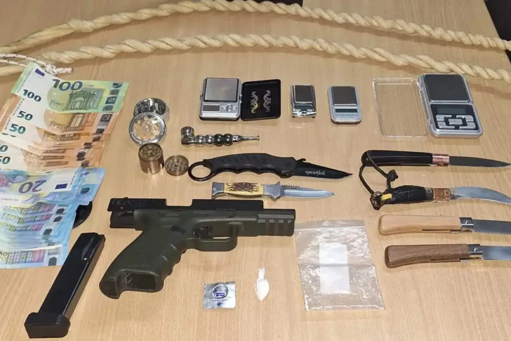 Ρόδος: Συνελήφθη 45χρονος που απείλησε τη θεία του με μαχαίρι – Στο σπίτι του έκρυβε ναρκωτικά και όπλο