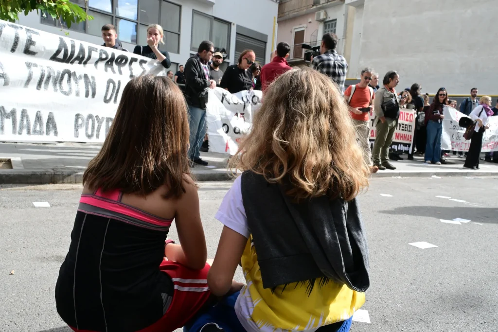 Πλήρης οδηγός για όλες τις άδειες και τις ενισχύσεις που δικαιούνται οι γονείς