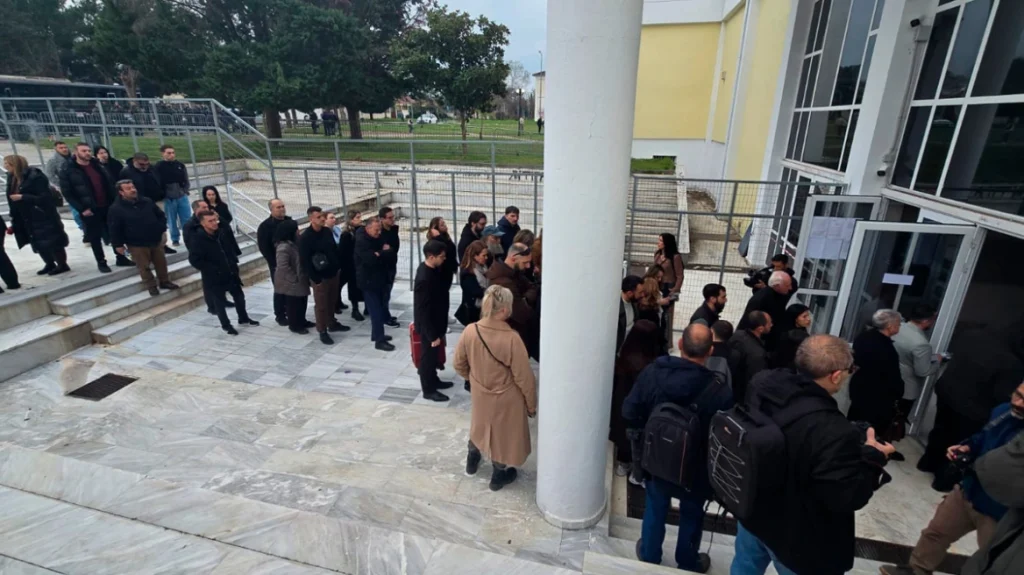 Ξεκινά η δίκη για τα Τέμπη: Συγγενείς φωνάζουν σε κατηγορούμενους μέσα στην αίθουσα Ξεκινά η δίκη για τα Τέμπη: Συγγενείς φωνάζουν σε κατηγορούμενους μέσα στην αίθουσα