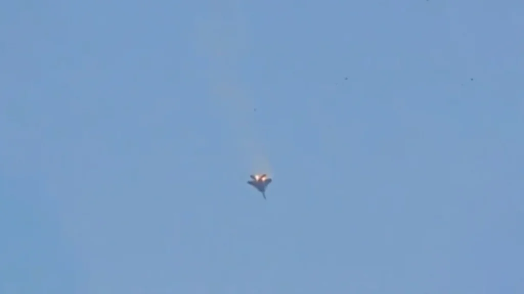 Αμερικανικό F-15 καταρρίφθηκε και συνετρίβη φλεγόμενο στο Κουβέιτ, οι πιλότοι εκτινάχθηκαν την τελευταία στιγμή – Δείτε βίντεο