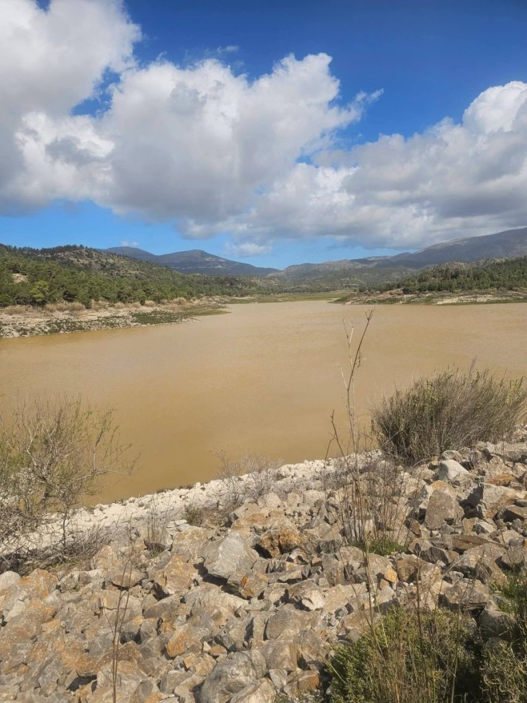 Υπερχείλισε το φράγμα Γαδουρά και ανέβηκε τρία μέτρα η στάθμη στο φράγμα Απολακκιάς