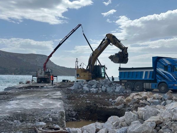 Τ. Κωττάκης Δήμαρχος Λέρου: Οι εργασίες που γίνονται είναι ό,τι καλύτερο μπορούσε να γίνει – Από το 2013 το λιμάνι του Λακκιού ήταν επικίνδυνο για την σωματική ασφάλεια όλων μας