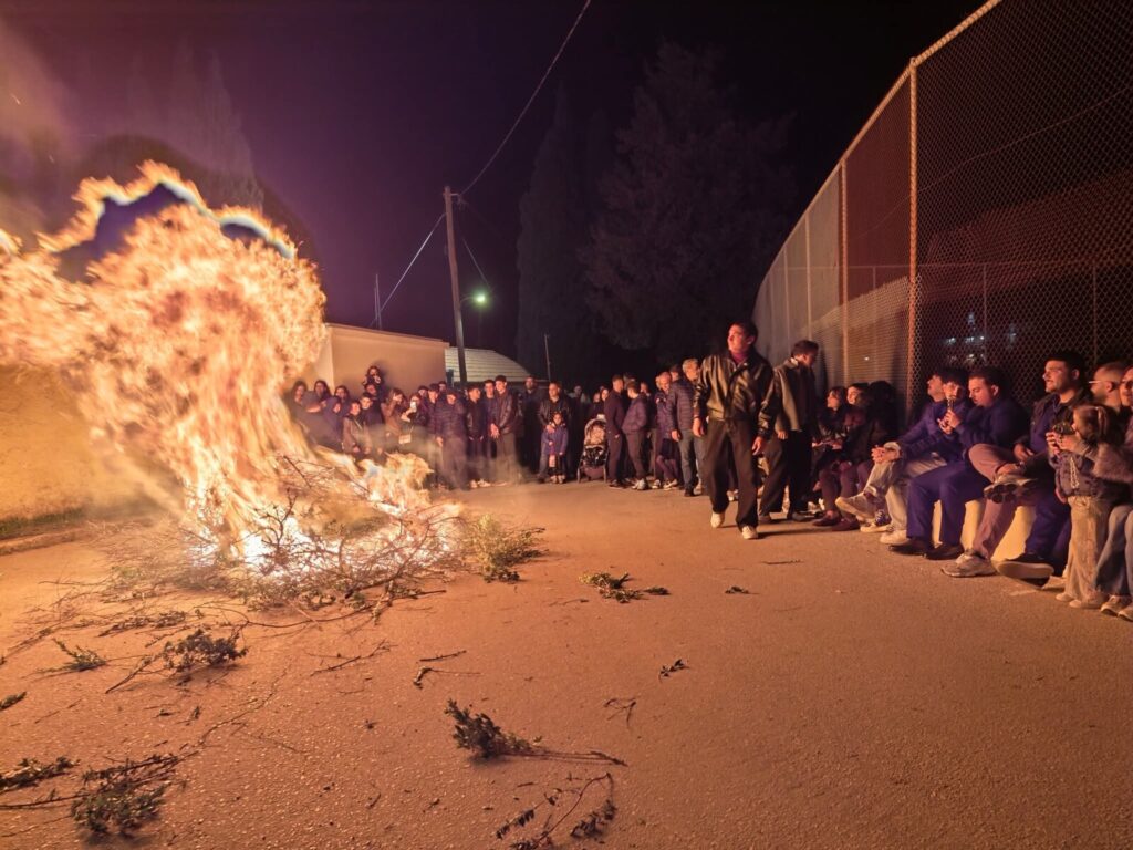 “Καλαφουνός” (video) : Ένα έθιμο στα Απόλλωνα της Ρόδου που παίρνει τη σκυτάλη από γενιά σε γενιά “Καλαφουνός” (video) : Ένα έθιμο στα Απόλλωνα της Ρόδου που παίρνει τη σκυτάλη από γενιά σε γενιά